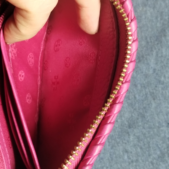 Tory Burch hot pink leather wallet - Picture 5 of 11